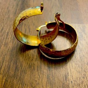 Earrings gold color!